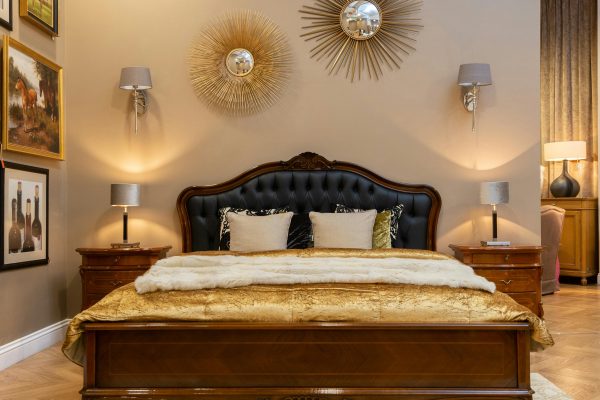 Elegant bedroom with classic decor and luxury furnishings, perfect for a luxury home or hotel. Chambre élégante avec décor classique et mobilier de luxe, parfaite pour une maison de luxe ou un hôtel.
