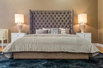 Chambre élégante avec literie luxueuse et éclairage ambiant pour une atmosphère confortable et accueillante.