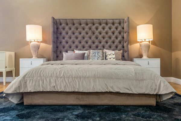 Chambre élégante avec literie luxueuse et éclairage ambiant pour une atmosphère douillette et accueillante.
