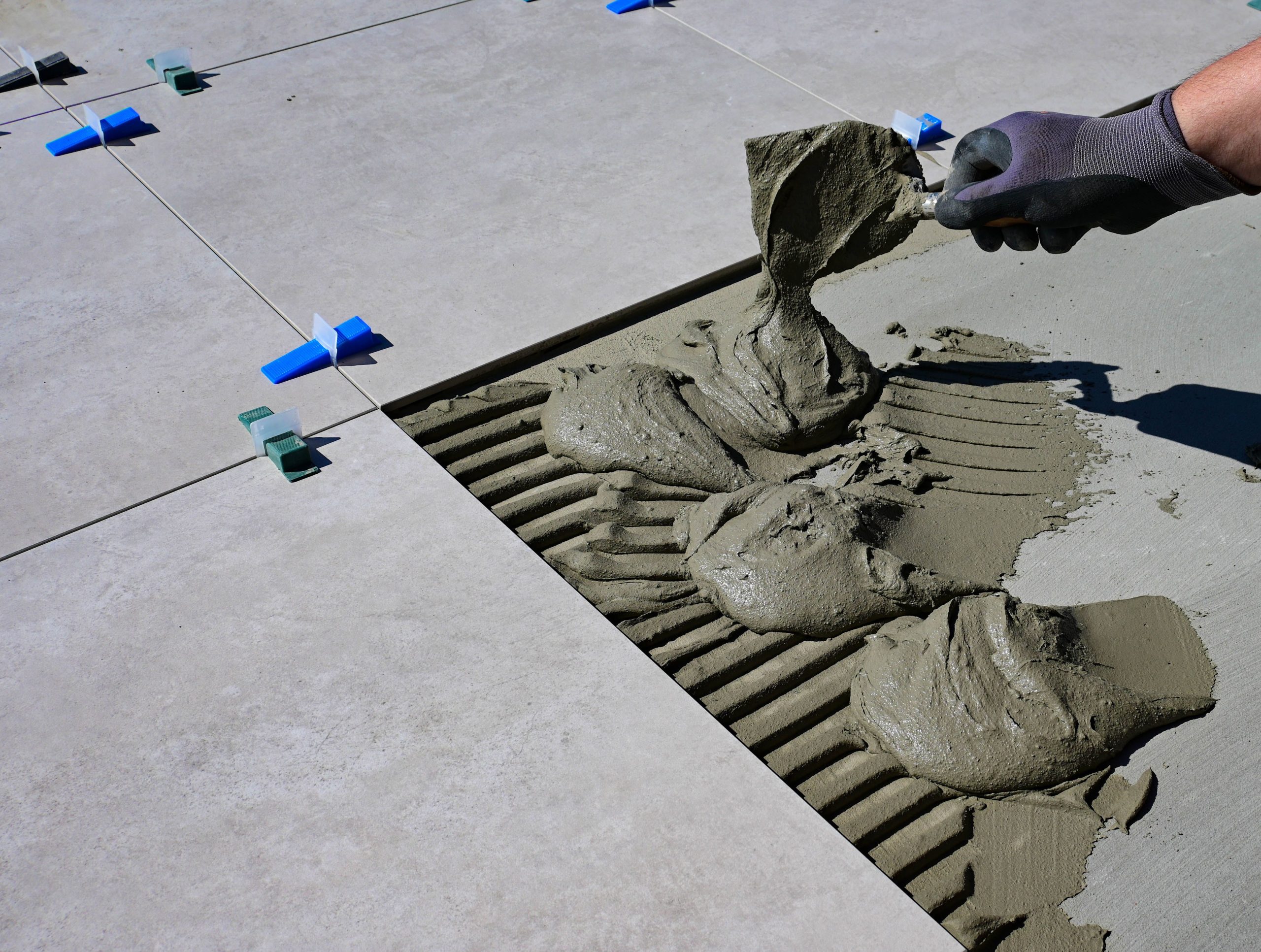 Technique d'enlèvement de colle à carrelage