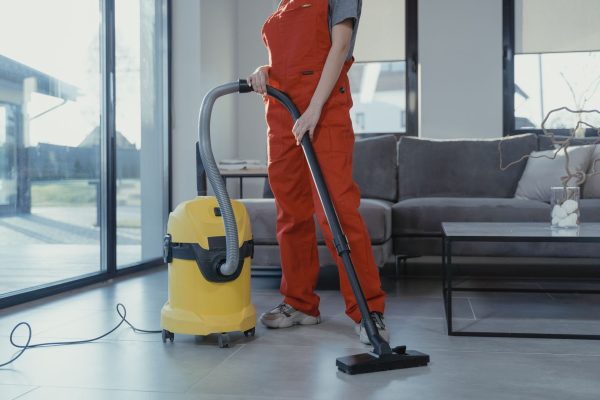 Aspirateur passé sur un sol carrelé à la maison