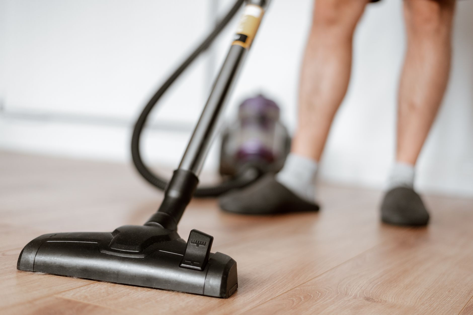 Aspirateur utilisé sur un parquet en bois