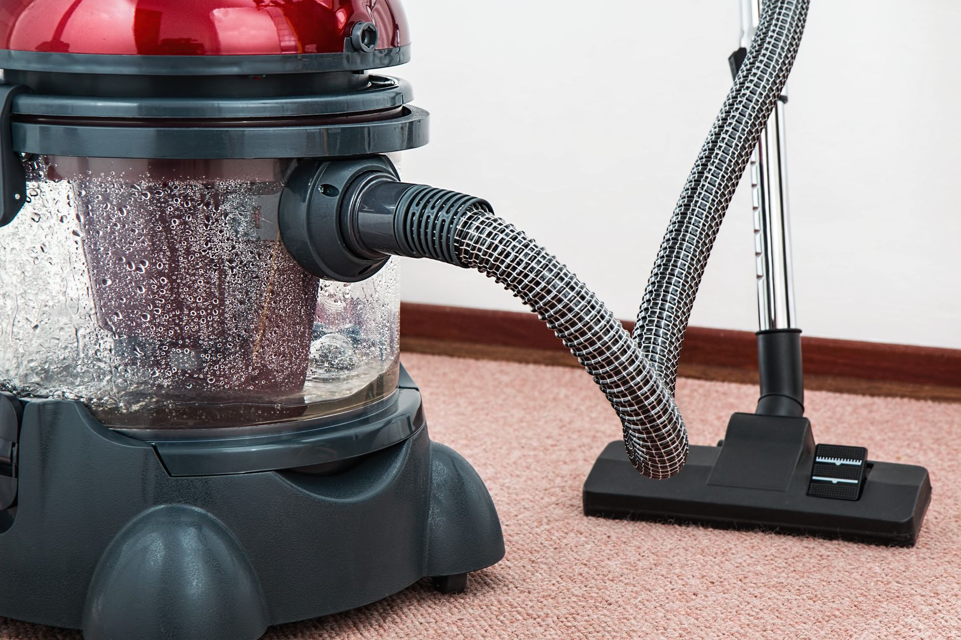Aspirateur traîneau posé sur un tapis