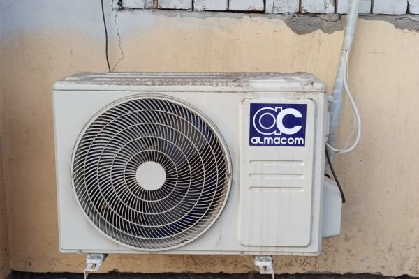 Unité extérieure de climatisation fixée sur un mur