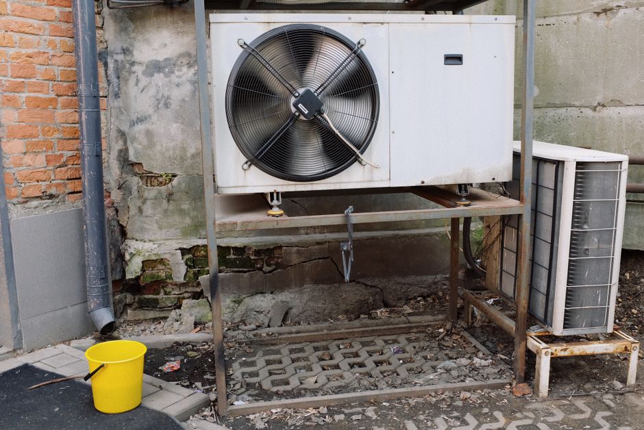 Climatiseur extérieur installé sur une façade urbaine