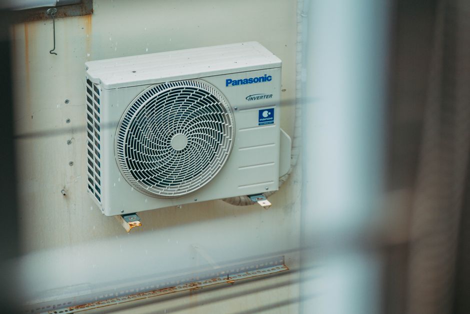 Climatiseur mural extérieur moderne installé sur un bâtiment