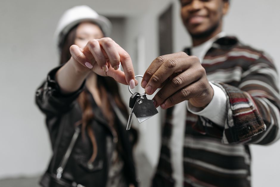 Couple tenant les clés de leur nouveau logement