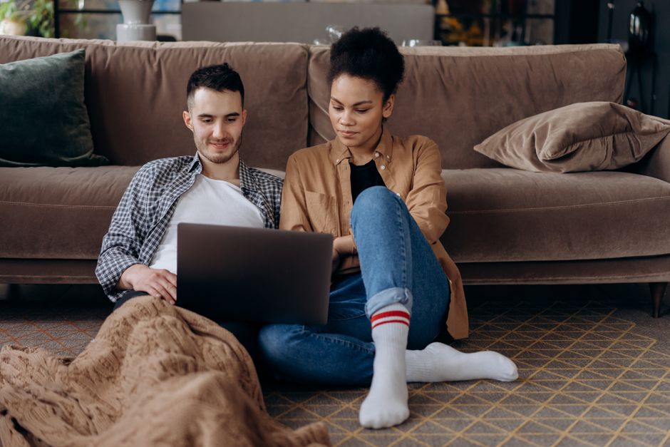 Couple dans son salon après un emménagement