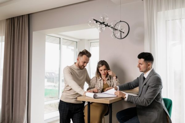 Couple signant un document immobilier ensemble