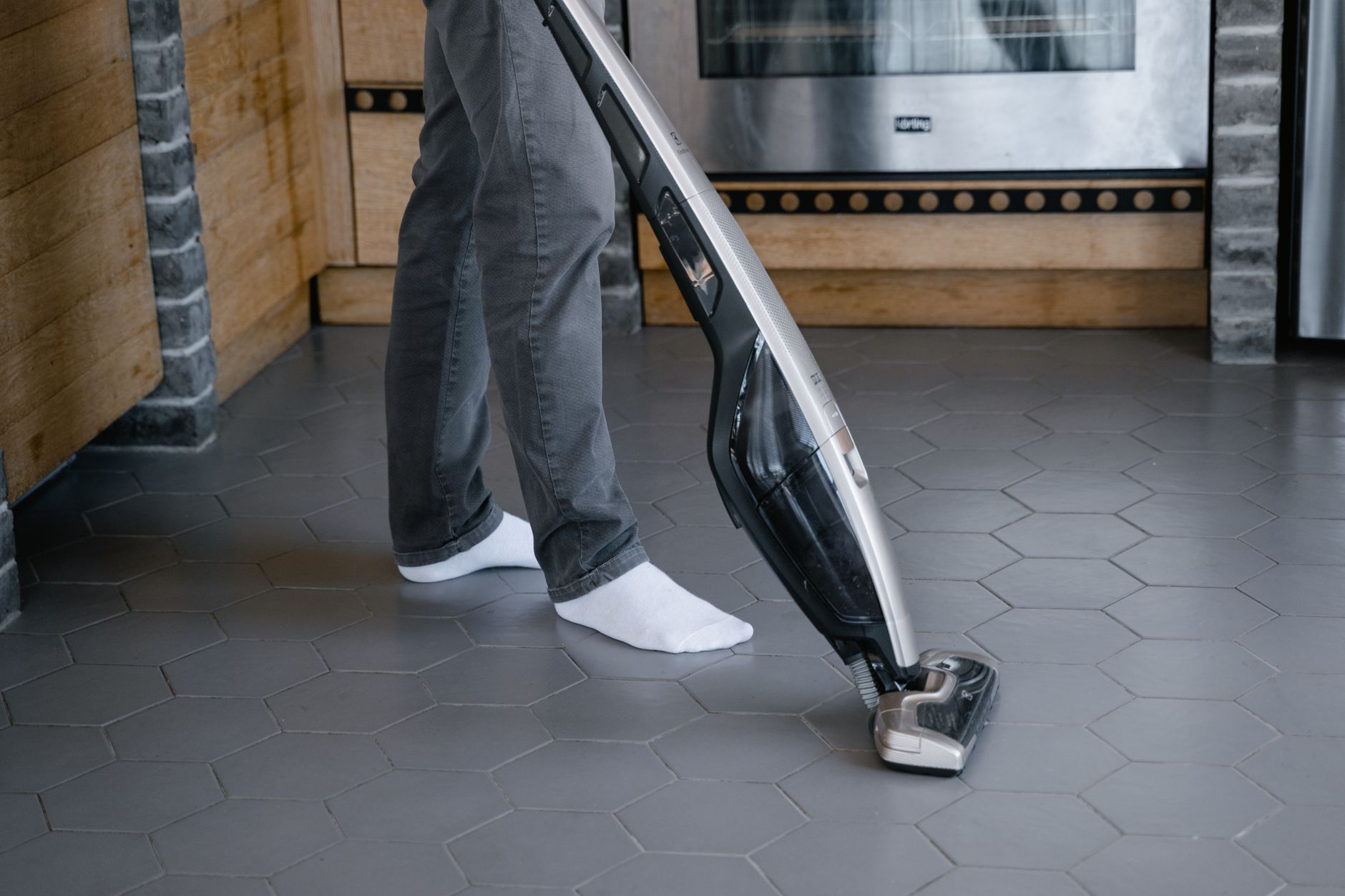 Nettoyage d'un sol carrelé à l'aspirateur