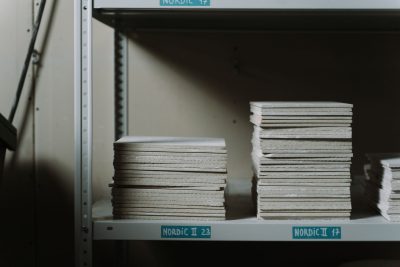 Piles de carreaux de carrelage prets a decouper