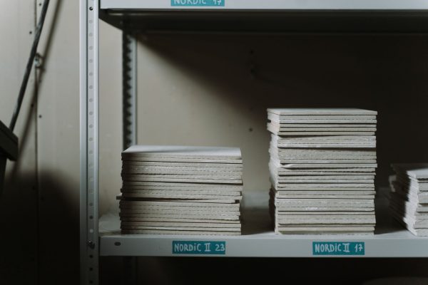 Piles de carreaux de carrelage prets a decouper