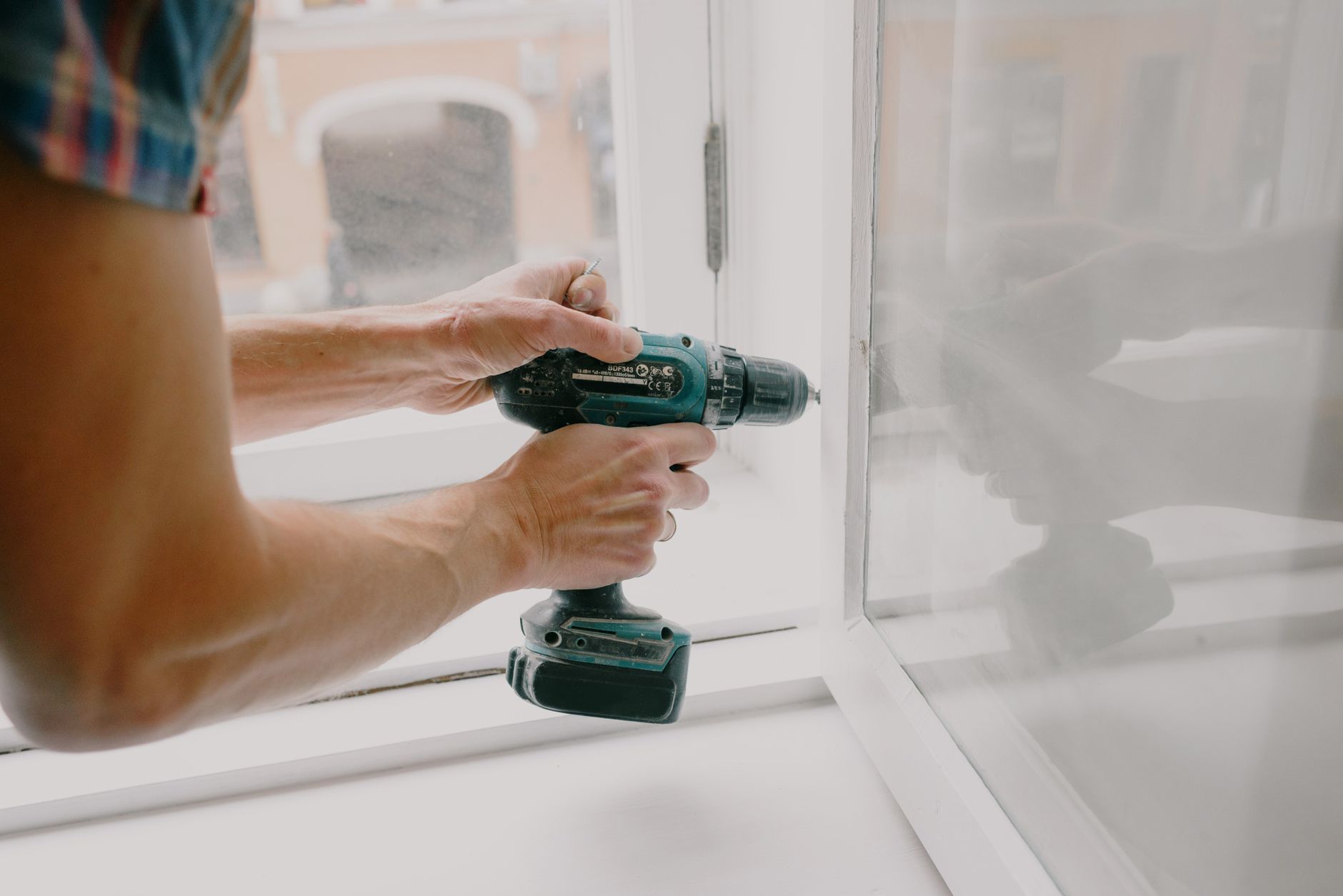 Ouvrier fixant un élément lors d'une rénovation