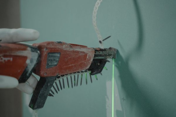 Perceuse électrique sur un mur en travaux
