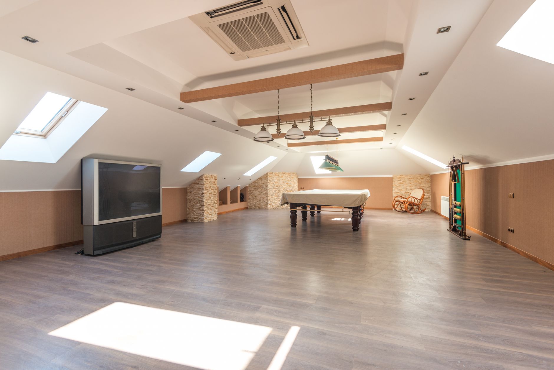 Salle amenagee sous toiture apres isolation
