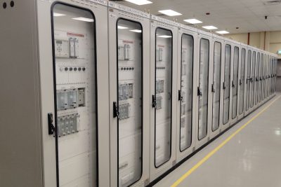 Tableau electrique avec plusieurs disjoncteurs