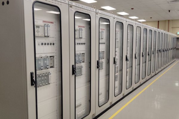Tableau electrique avec plusieurs disjoncteurs