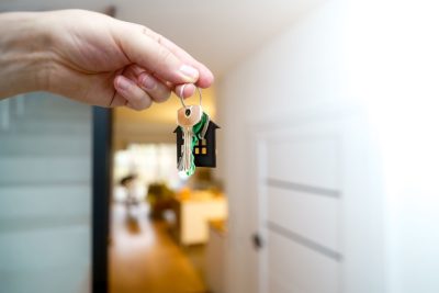 Main tenant des clés dans un appartement moderne