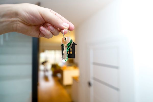 Main tenant des clés dans un appartement moderne