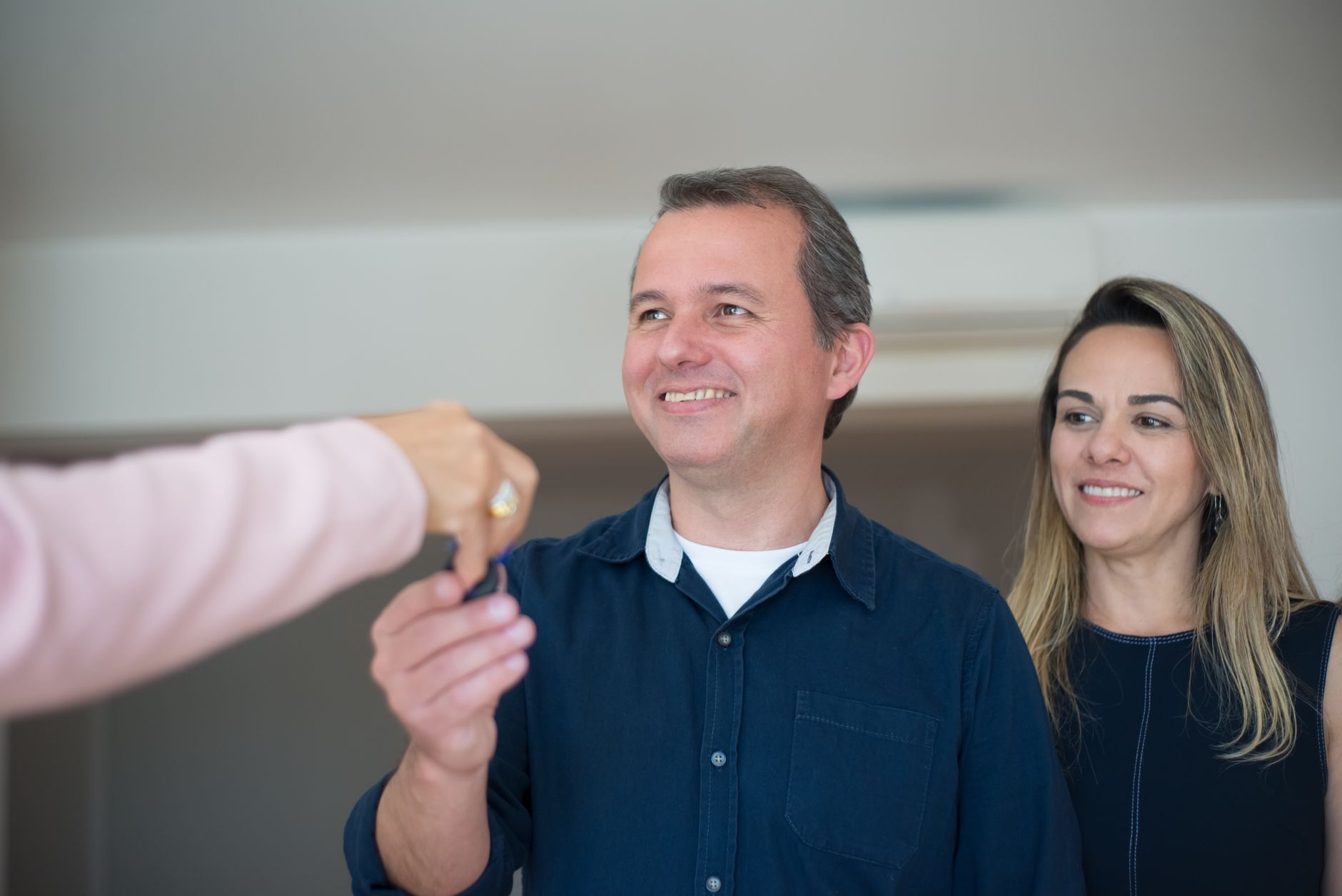 Couple recevant les clés de son logement