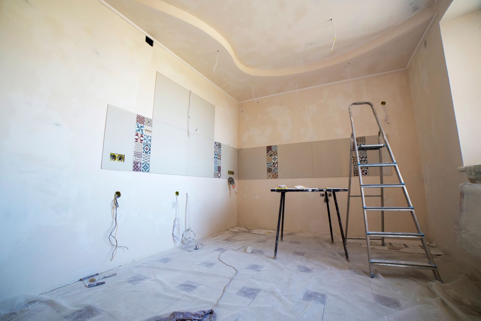Pièce en rénovation avec peinture et outils