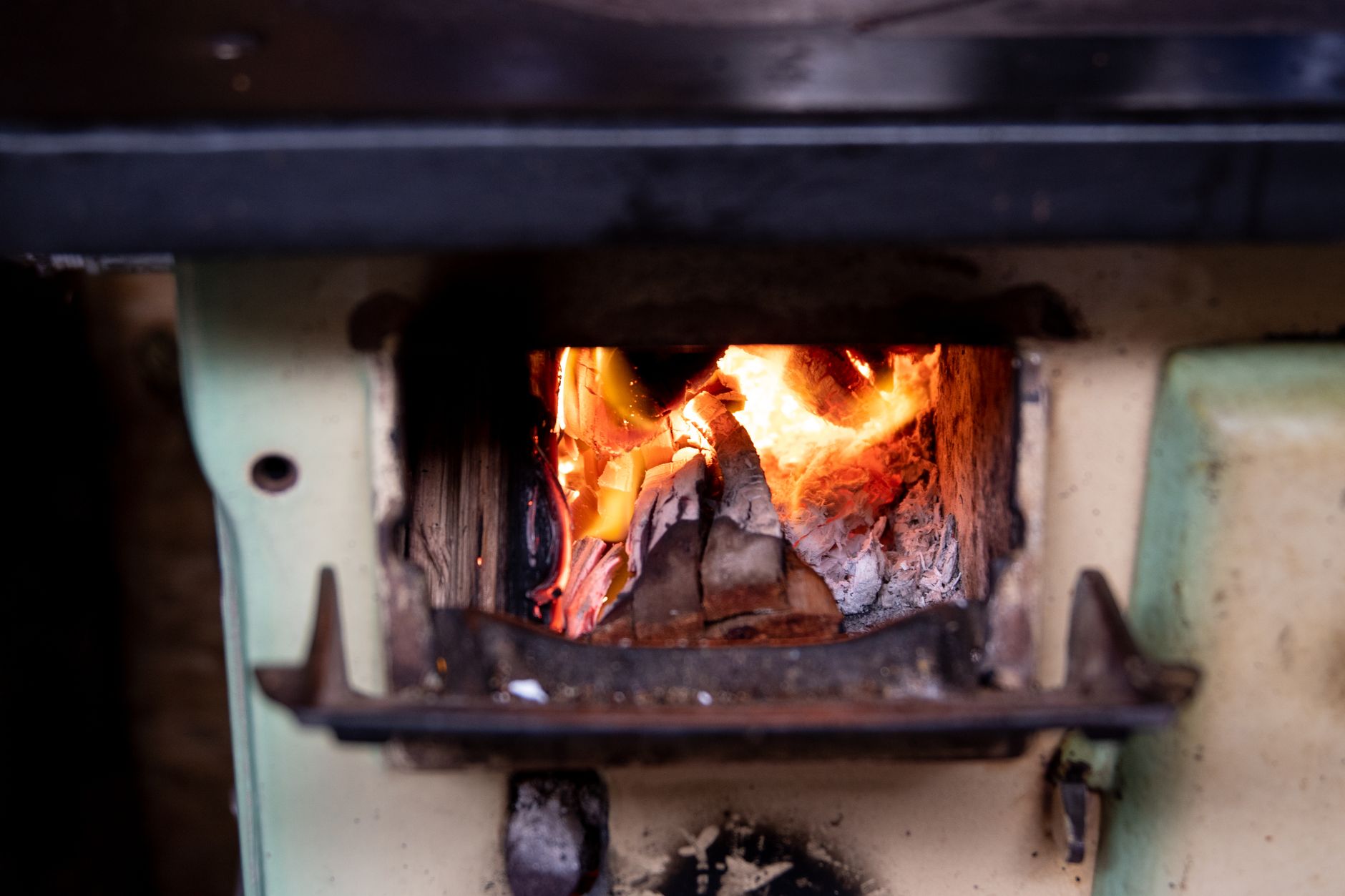 Flambée de bûches dans un poêle ancien