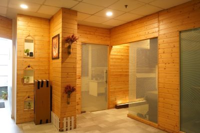 Mur intérieur habillé de lambris en bois clair