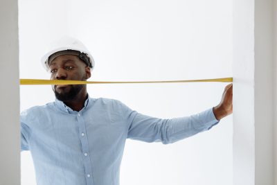 Mesure d'une pièce au mètre ruban