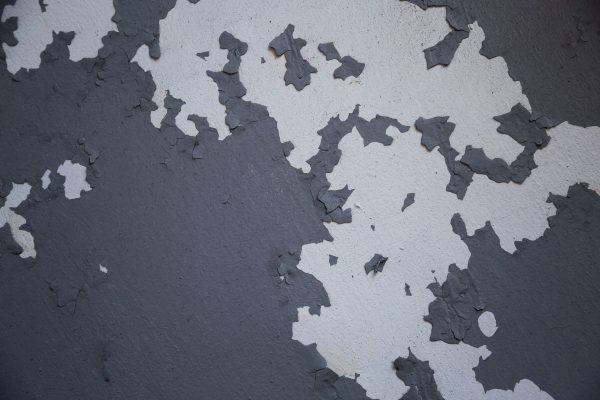 Mur gris à la peinture écaillée par l’humidité