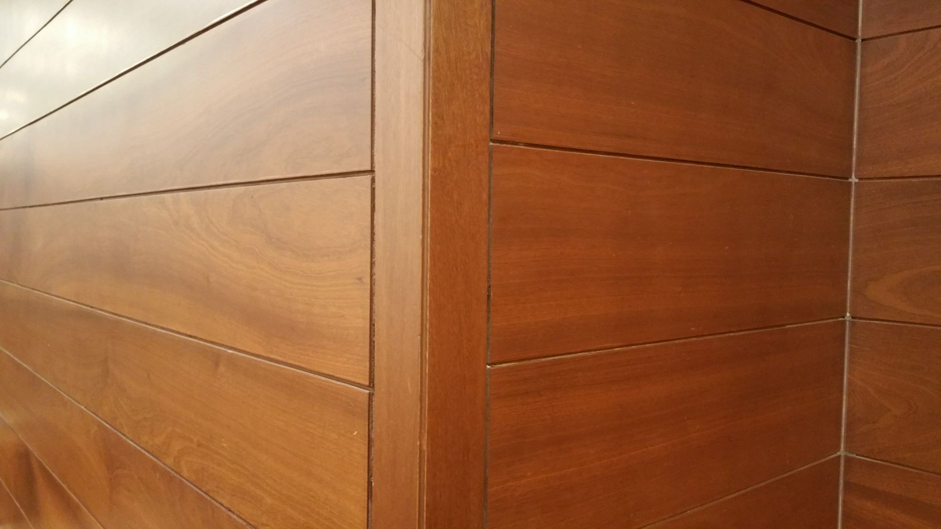 Panneaux de lambris en bois sur un mur moderne