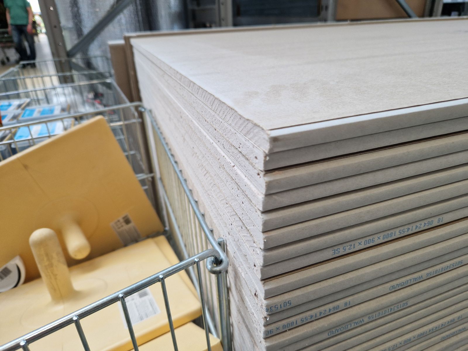 Plaques de plâtre empilées avant la pose