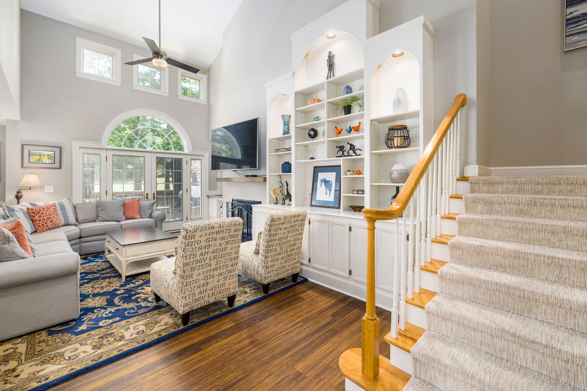 Salon clair avec canapé et tapis