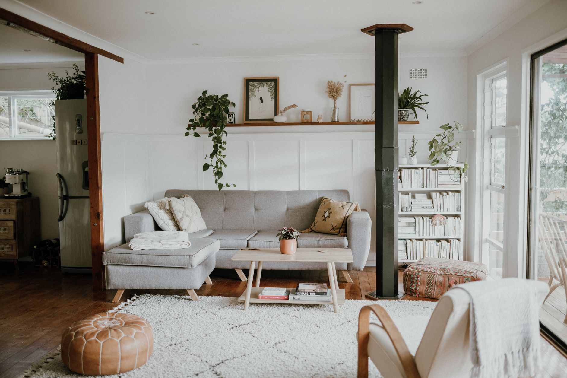 Salon scandinave calme et dégagé