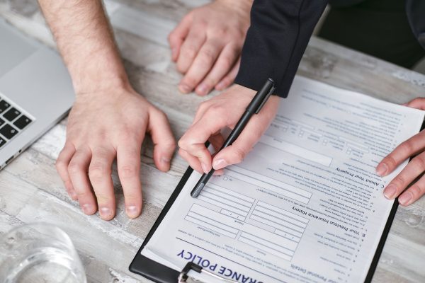 Deux personnes signent un contrat d'assurance habitation